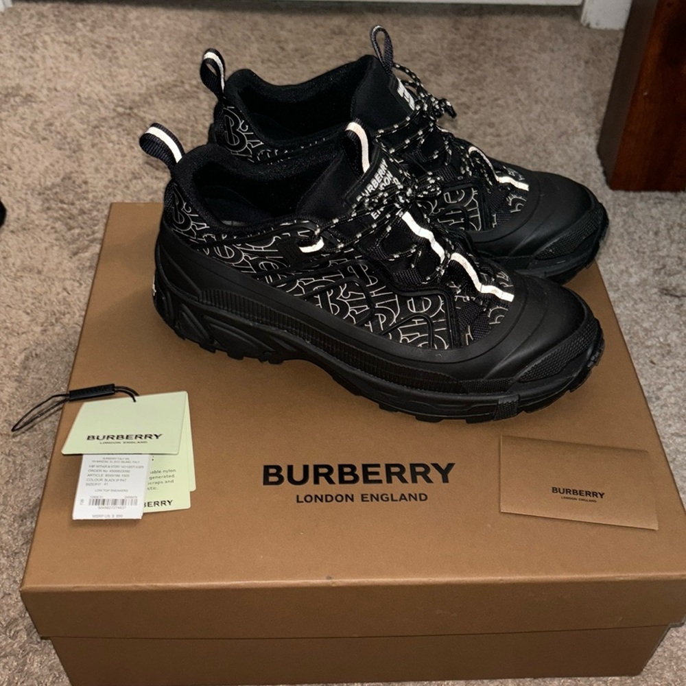 Perfect Condition, Worn 1 time, Comes with box and tags